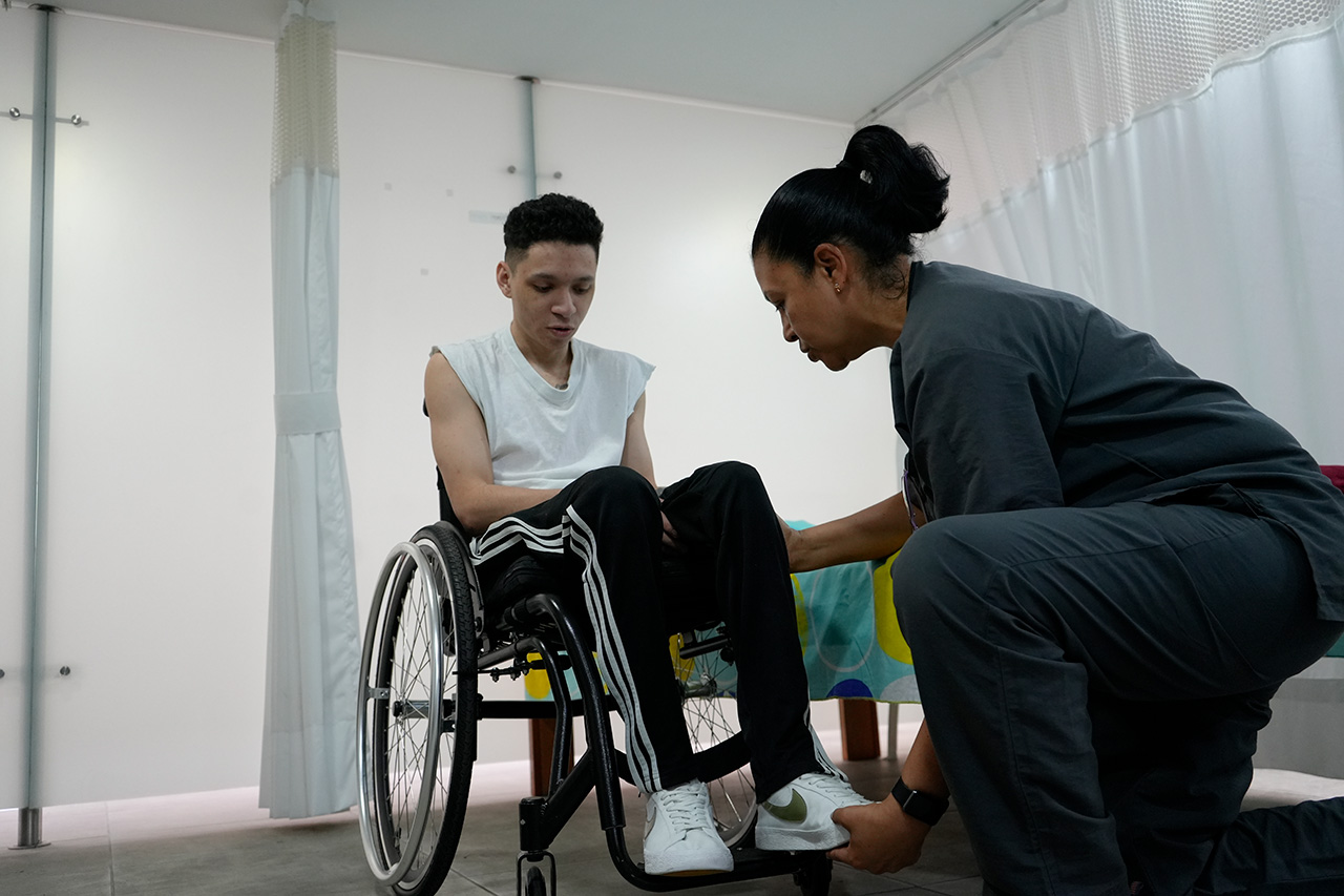 Medellín entrega 208 sillas de ruedas a personas con discapacidad