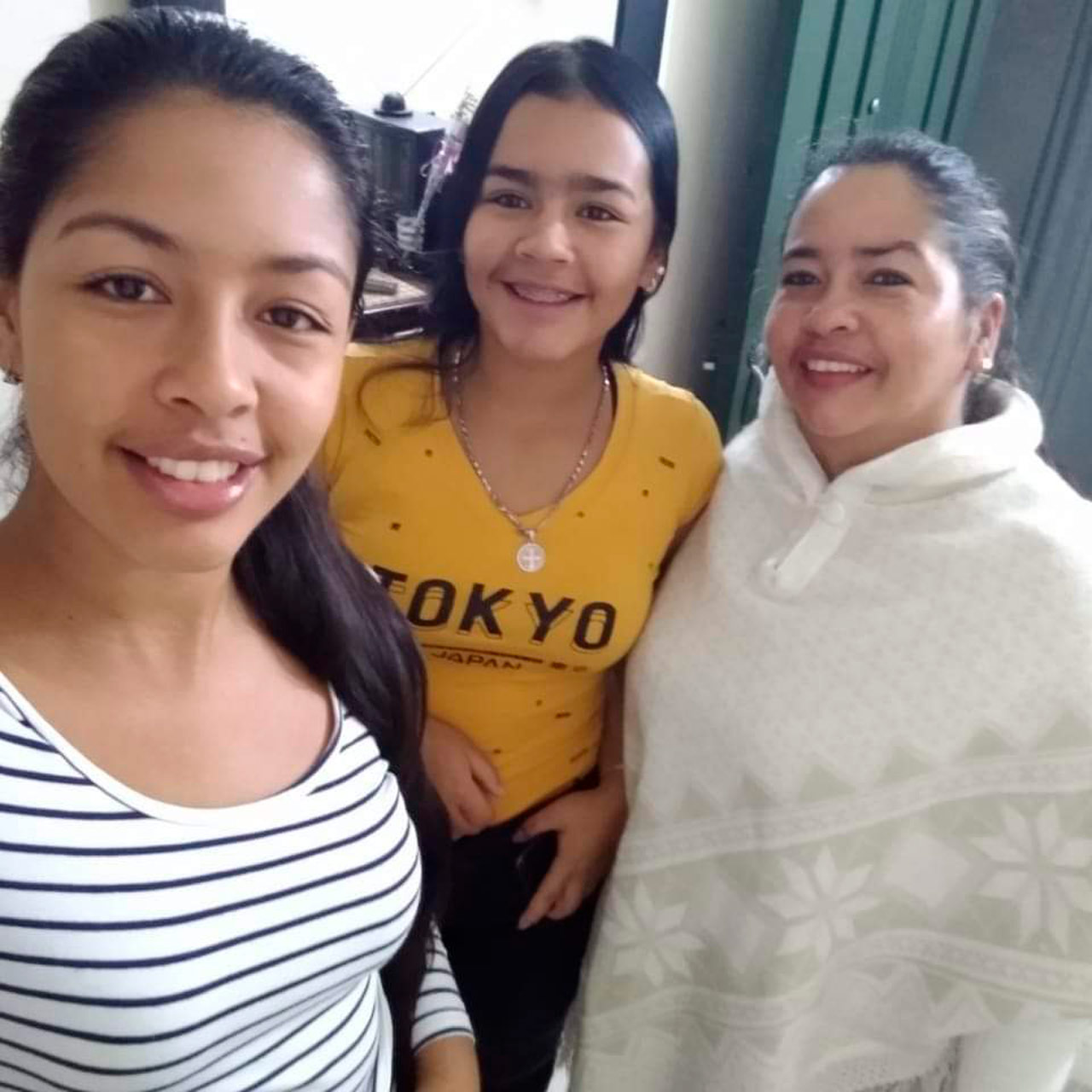 Verónica, Paulina su hermana y su madre Patricia Patiño Zapata