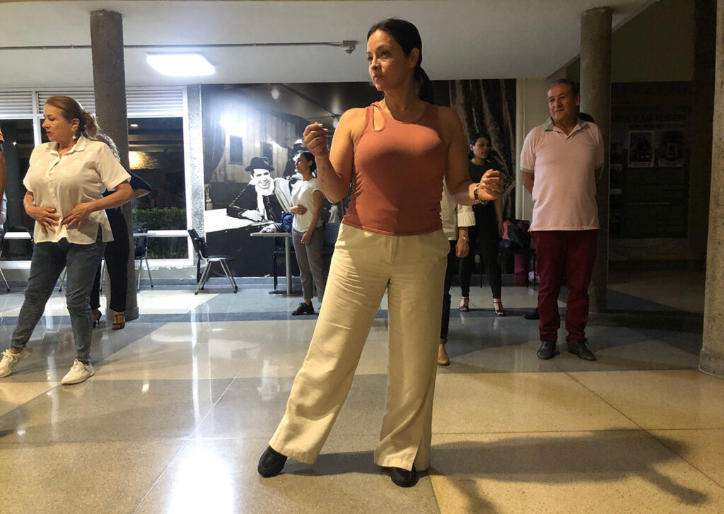 Tango en el Patio Gardel del aeropuerto Olaya Herrera - Viviana Andrea Olivera Tabares