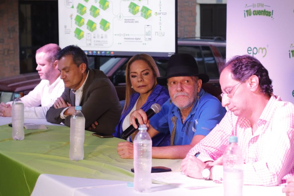 De camisa azul y sombrero, Don Rodrigo García Giraldo habitante del barrio El Salvador y a su derecha, Darío Amar Flórez, vicepresidente ejecutivo de Nuevos Negocios de EPM.