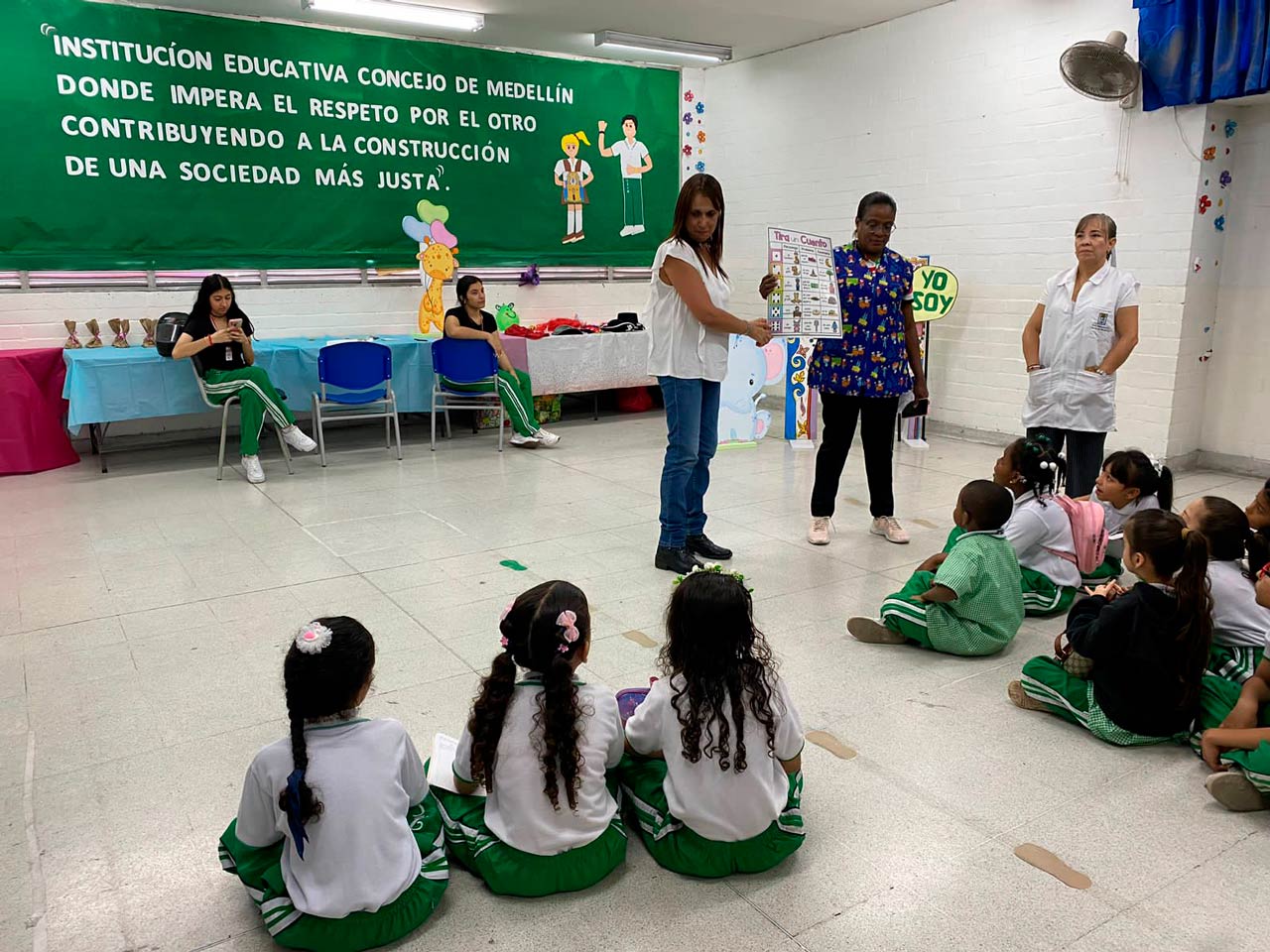 8.253 maestros y directivos docentes de Medellín han sido formados en MOVA