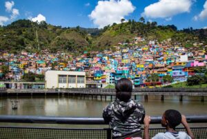Constelaciones, el mural artístico más grande de Medellín, se potencia como nuevo destino turístico y cultural
