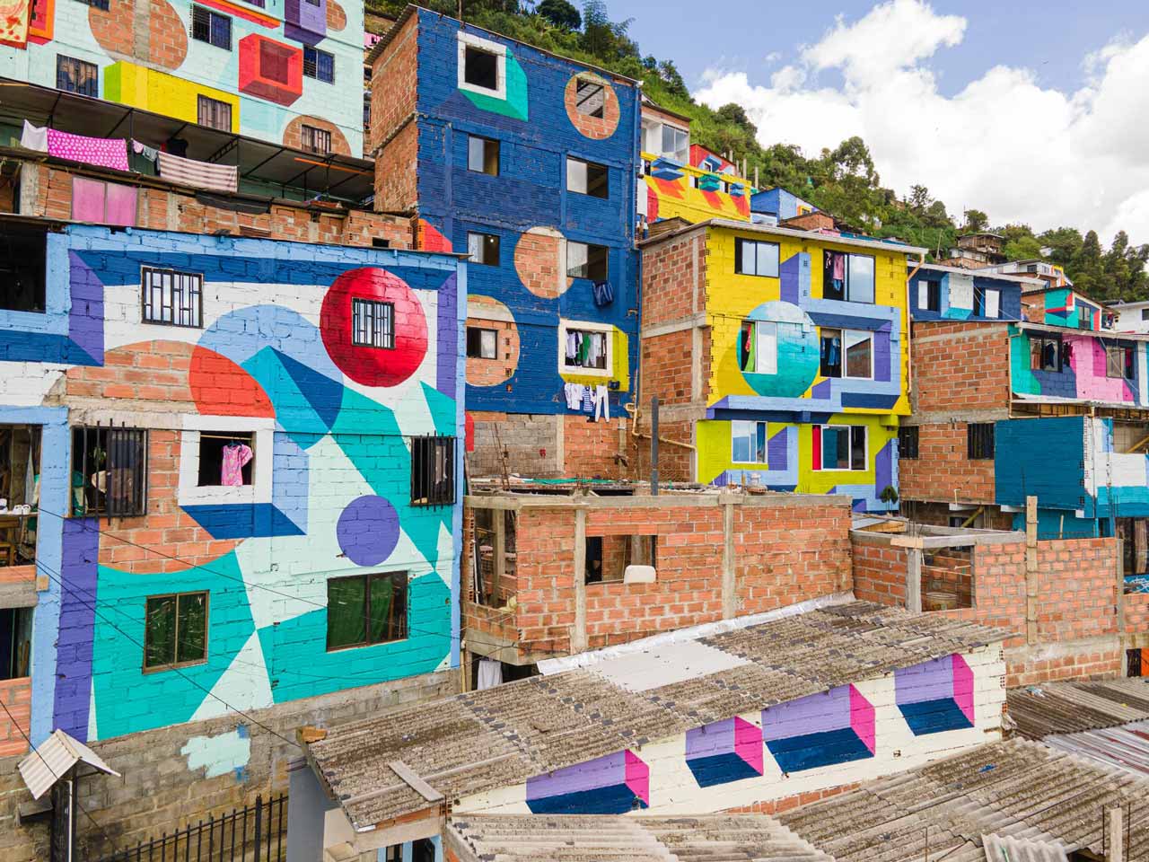 Constelaciones, el mural artístico más grande de Medellín, se potencia como nuevo destino turístico y cultural