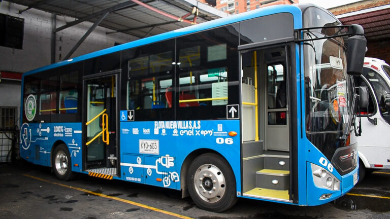 Más de 1,77 toneladas de CO2 se dejaron de emitir en 31 días de operación del bus eléctrico que recorre las laderas de Medellín