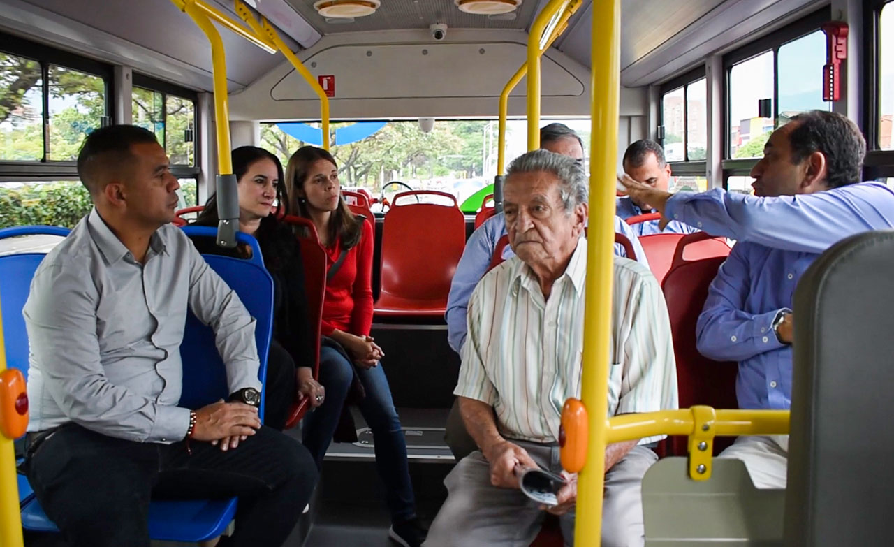 Más de 1,77 toneladas de CO2 se dejaron de emitir en 31 días de operación del bus eléctrico que recorre las laderas de Medellín
