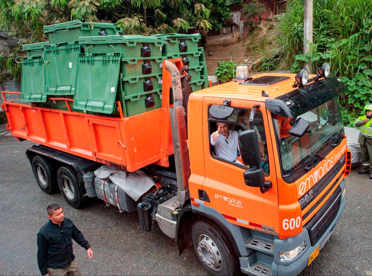 Medellín recibe 3.000 contenedores adicionales para fortalecer la gestión de residuos en las calles