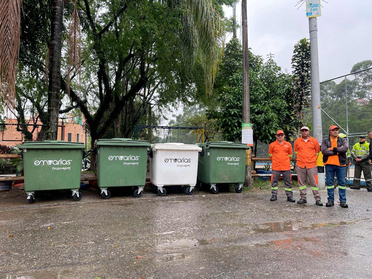 Medellín recibe 3.000 contenedores adicionales para fortalecer la gestión de residuos en las calles
