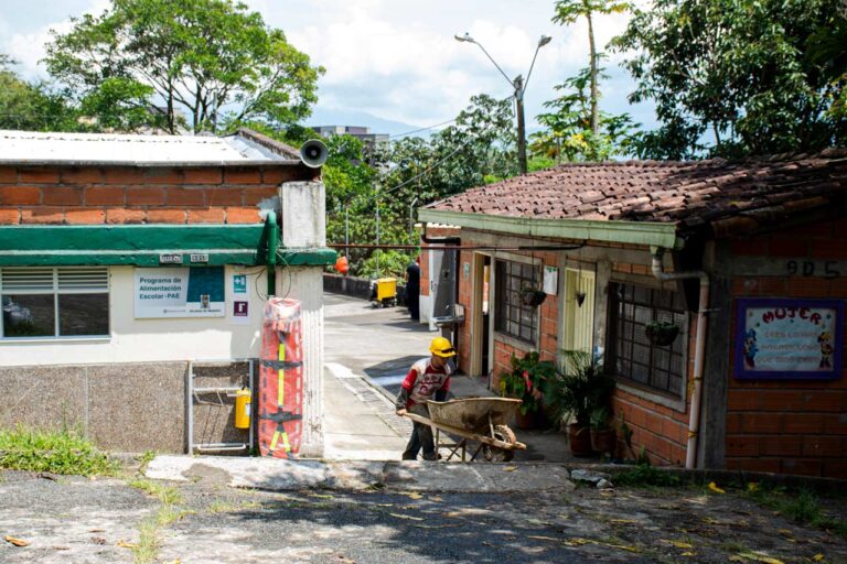 Con el inicio de obras en cuatro sedes de la comuna 9 avanza el Plan de Intervención de Infraestructura Educativa en Medellín