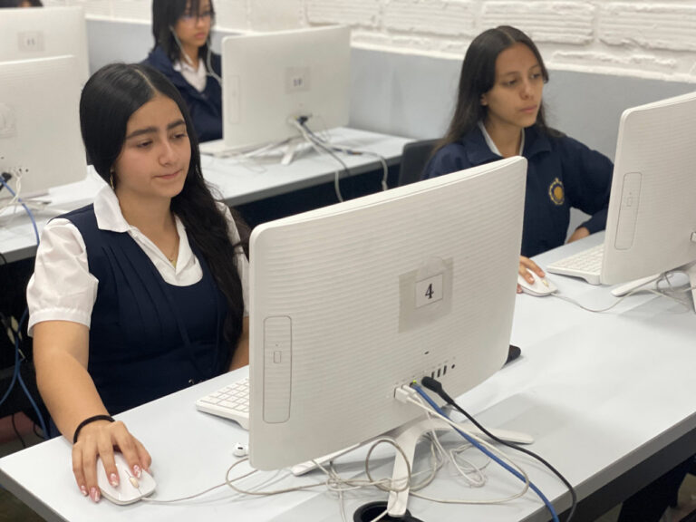 2.473 estudiantes de Medellín fortalecen sus competencias en inglés a través de plataforma con Inteligencia Artificial