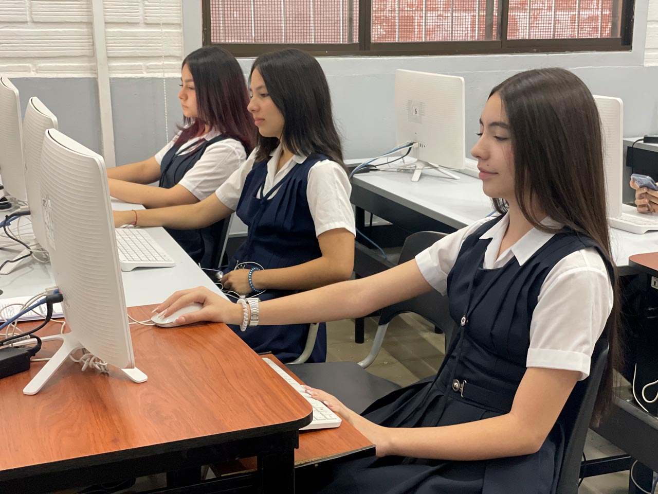 2.473 estudiantes de Medellín fortalecen sus competencias en inglés a través de plataforma con Inteligencia Artificial