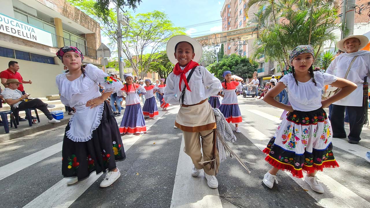 Más de 2.000 niños y niñas honraron sus tradiciones en el Desfile de Silleteritos de La Floresta