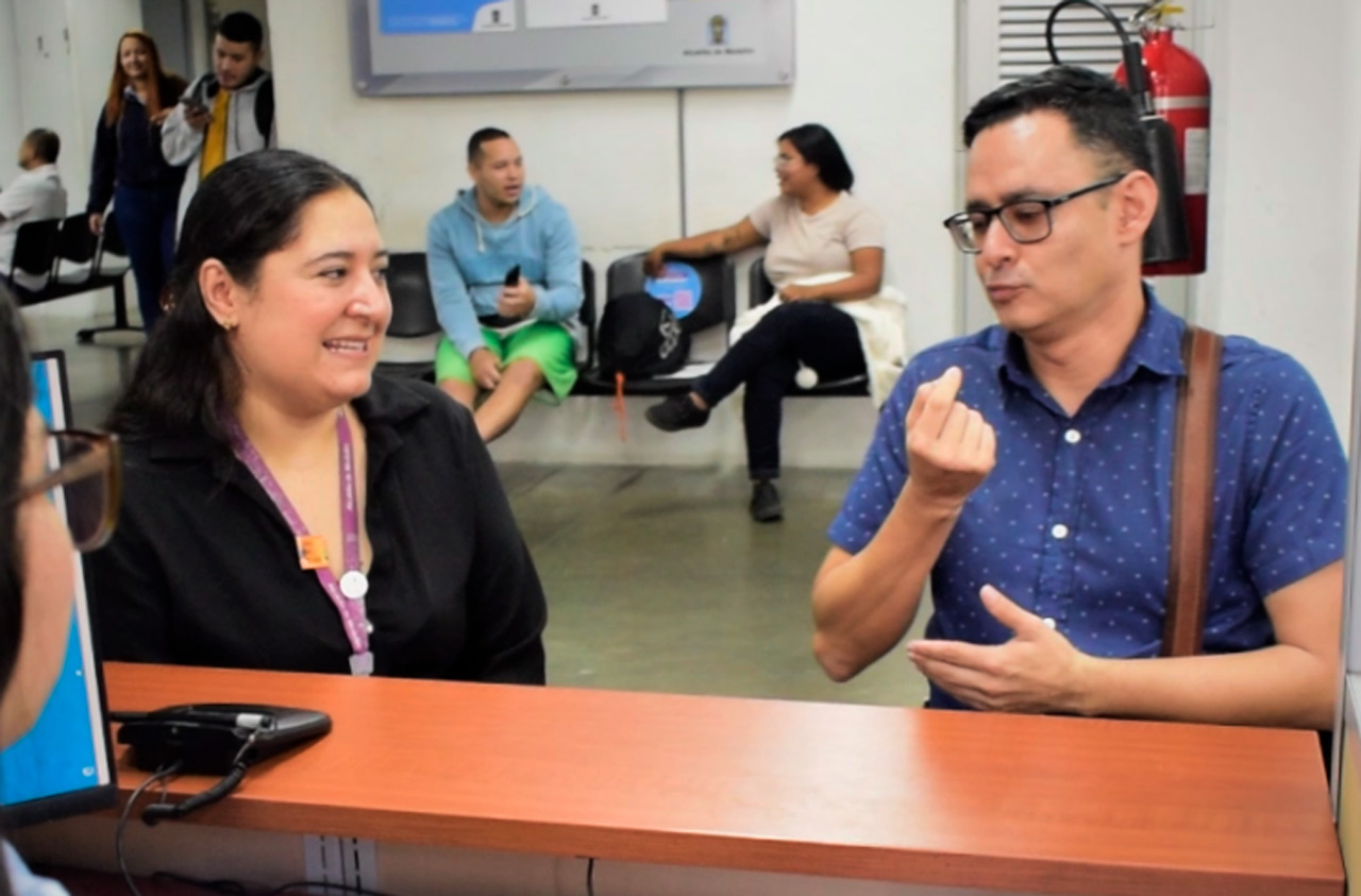 Ahora las personas con discapacidad auditiva pueden realizar sus trámites presenciales en la Secretaría de Movilidad de Medellín