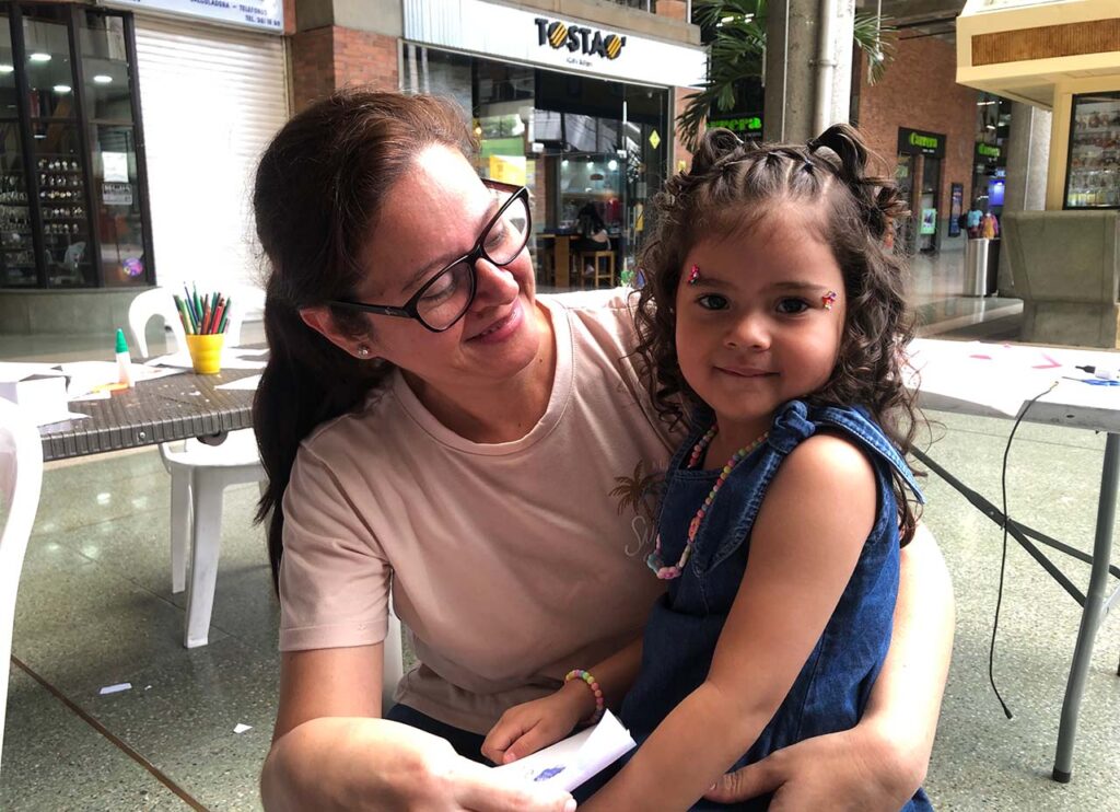 Maribel López y su hija Julieta, beneficiarias del programa Escuchaderitos