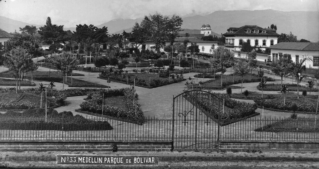 Así lucía el parque de Bolivar en 1916. Desde 1972 es el escenario del Mercado de San Alejo. Foto https://es.wikipedia.org