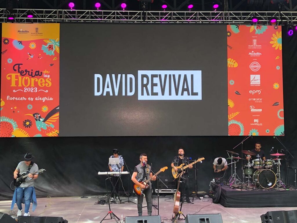 La banda Revival, en el escenario Góspel Park de la Feria de Flores 2023.