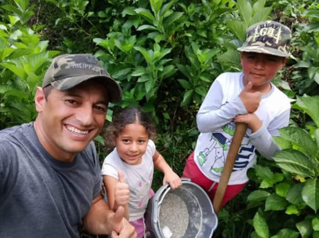 Federico Alzate Zapata y su familia trabajando en el cultivo