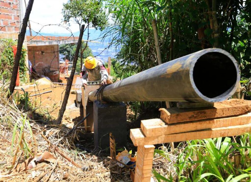 Proceso de construcción del alcantarillado aéreo en Bello Oriente. Foto elcolombiano.com