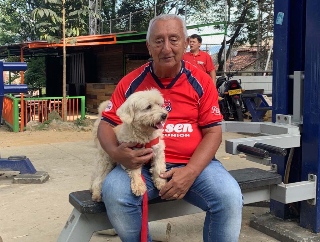 Independiente Medellín Giraldo Zuluaga y su animal de compañía