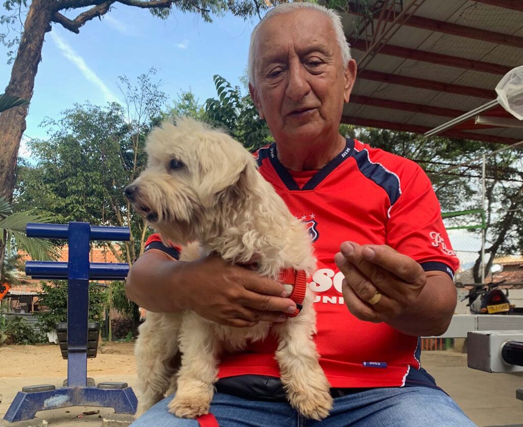 Independiente Medellín Giraldo Zuluaga y su animal de compañía