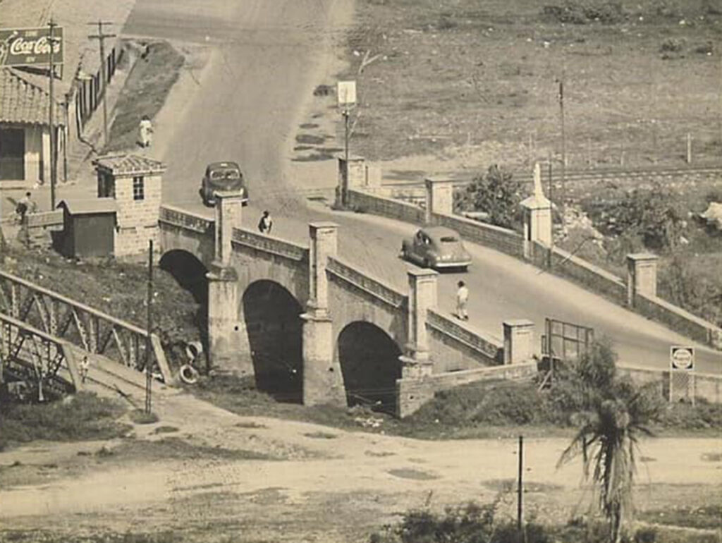 Foto antiguo del Puente de Guayaquil. Años 50s. Archivo de Tomás Saldarriaga publicada en Fotos Antiguas de Medellín (FAM)