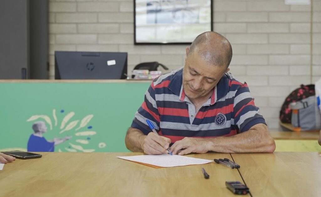 Adulto escribiendo