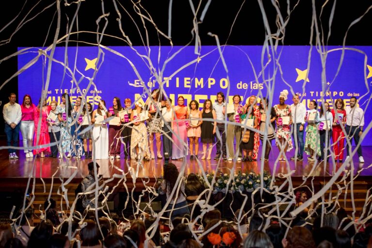 En la Gran Noche de las Mujeres, 16 lideresas de Medellín fueron reconocidas por sus talentos y liderazgos