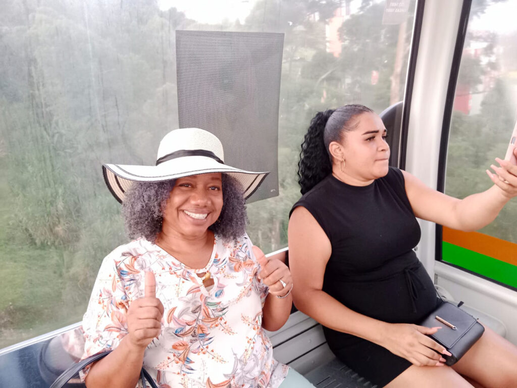 Turistas panameños visitan Medellín - Metrocable