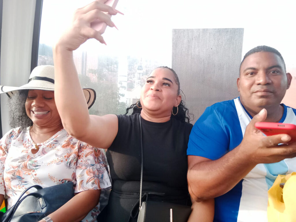 Turistas panameños visitan Medellín - Metrocable
