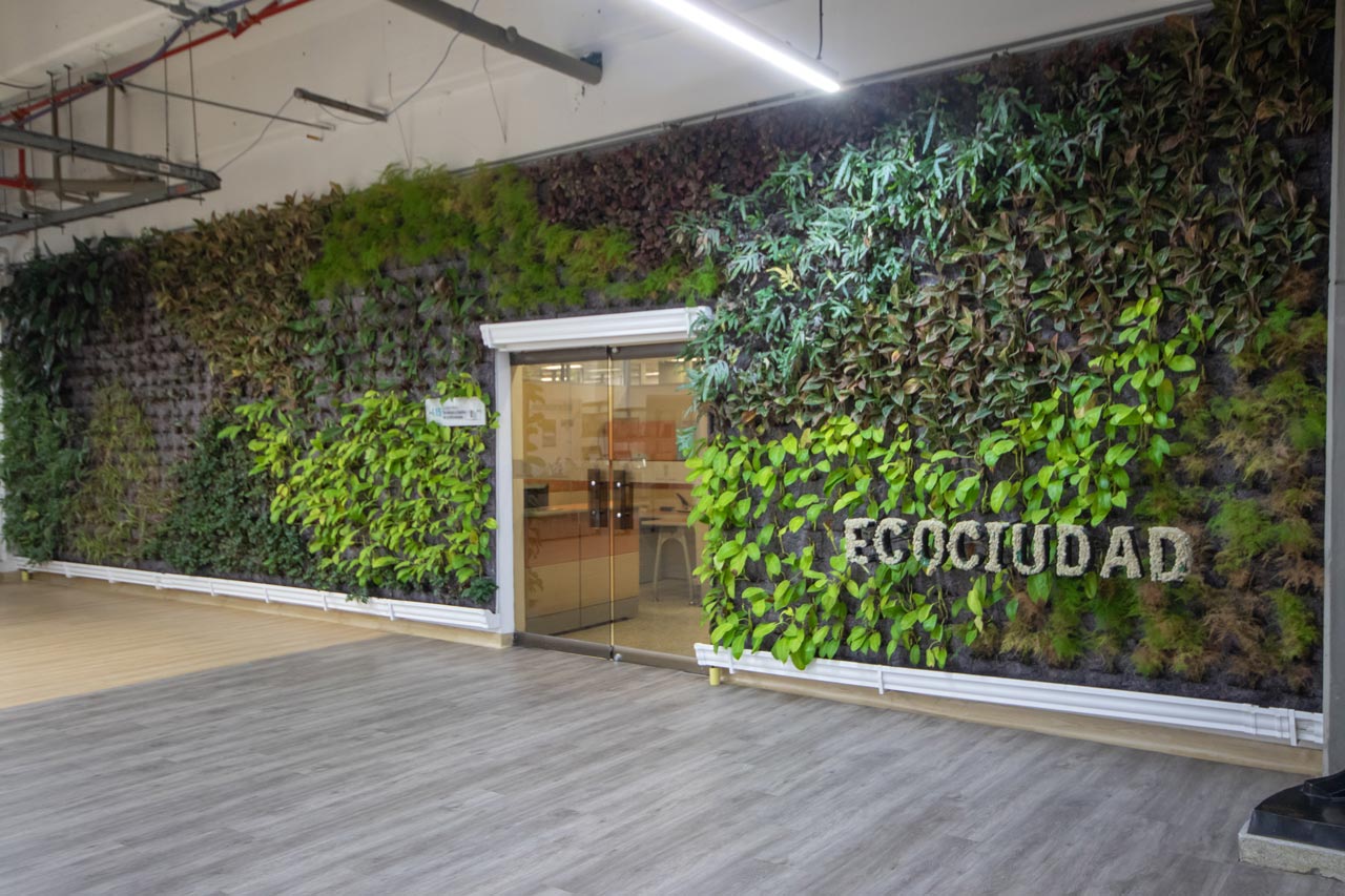 Con más de 2.600 metros cuadrados en jardines verticales, paneles solares y certificaciones ambientales, la Alcaldía de Medellín se destacó como una entidad sostenible en estos cuatro años