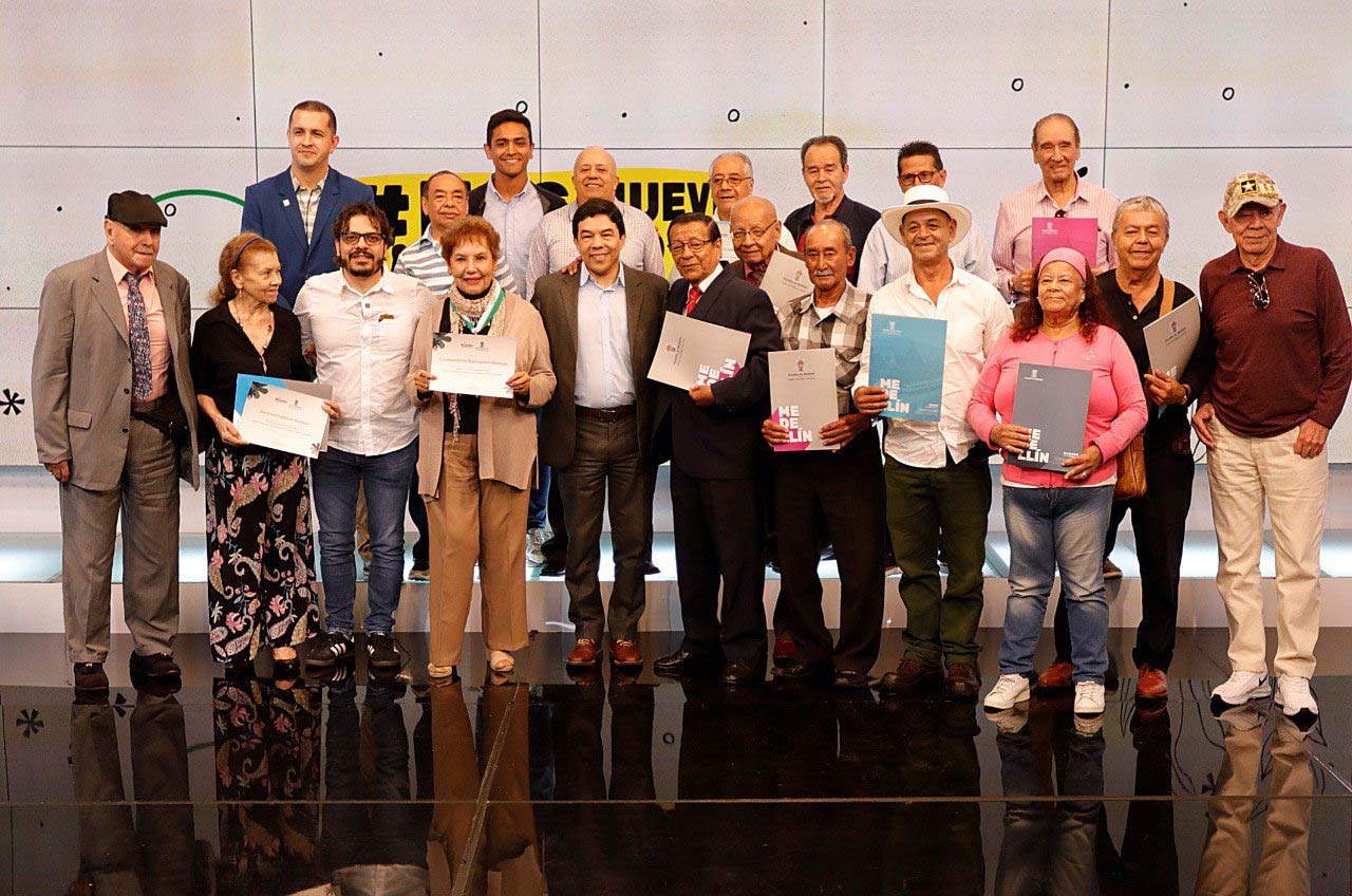 22 artistas mayores de Medellín se suman al beneficio de ingresos económicos vitalicios como reconocimiento a su trayectoria