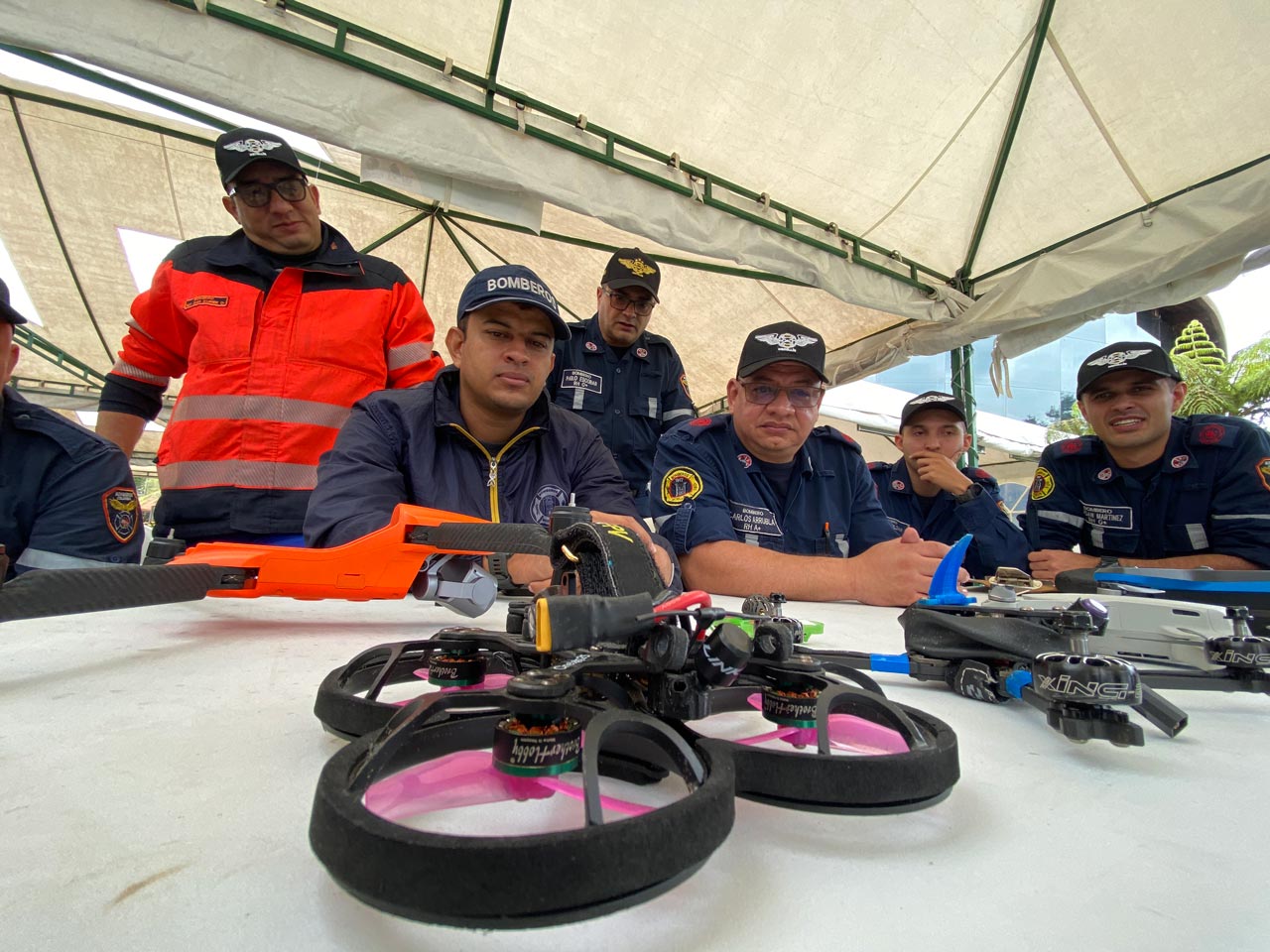 Con la certificación en drones de 18 unidades bomberiles, la Administración Distrital fortalece la respuesta a emergencias
