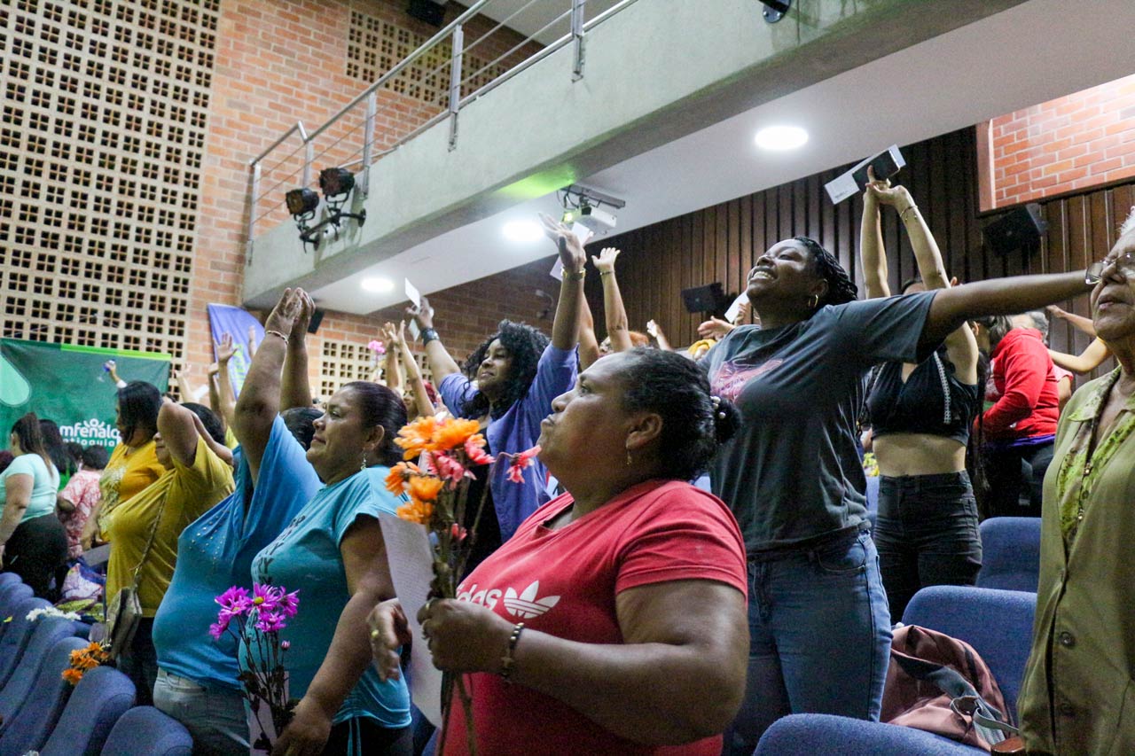 Medellín ha formado a 942 mujeres en pedagogía para la paz