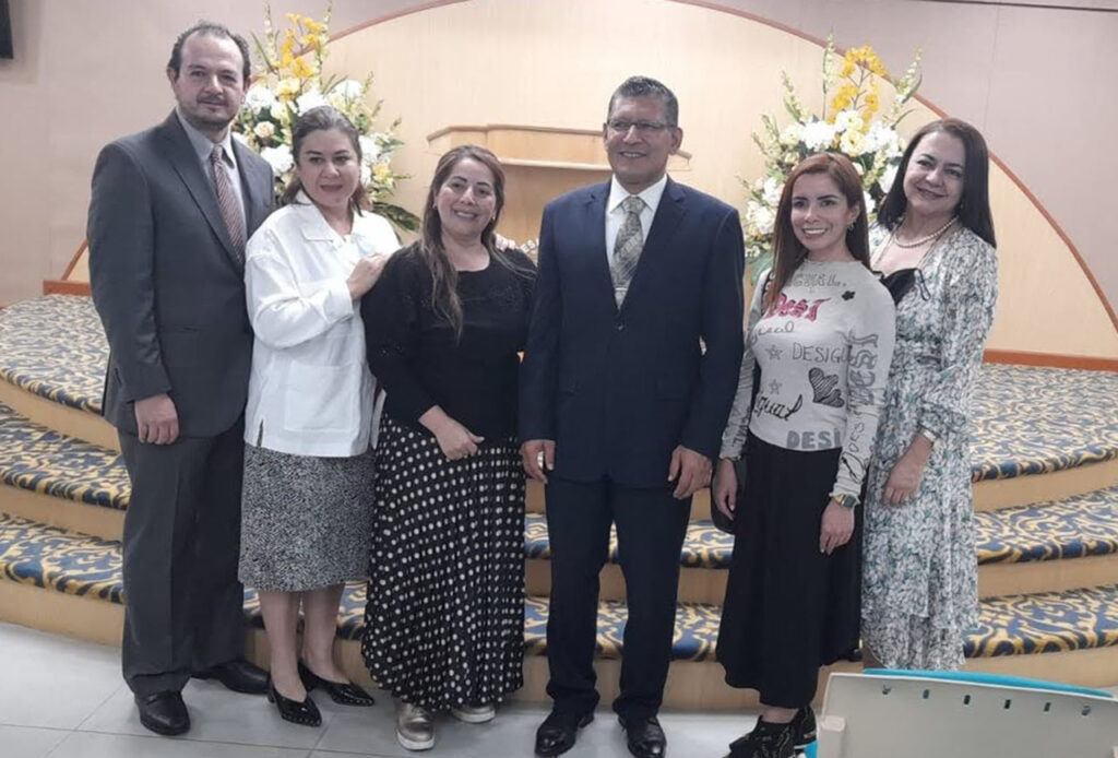 Pastor Jaime León Ortiz (tercero de derecha a izquierda)