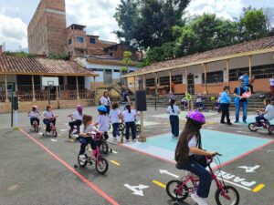 Colegio femenino de Medellín recibe la primera pista de tránsito