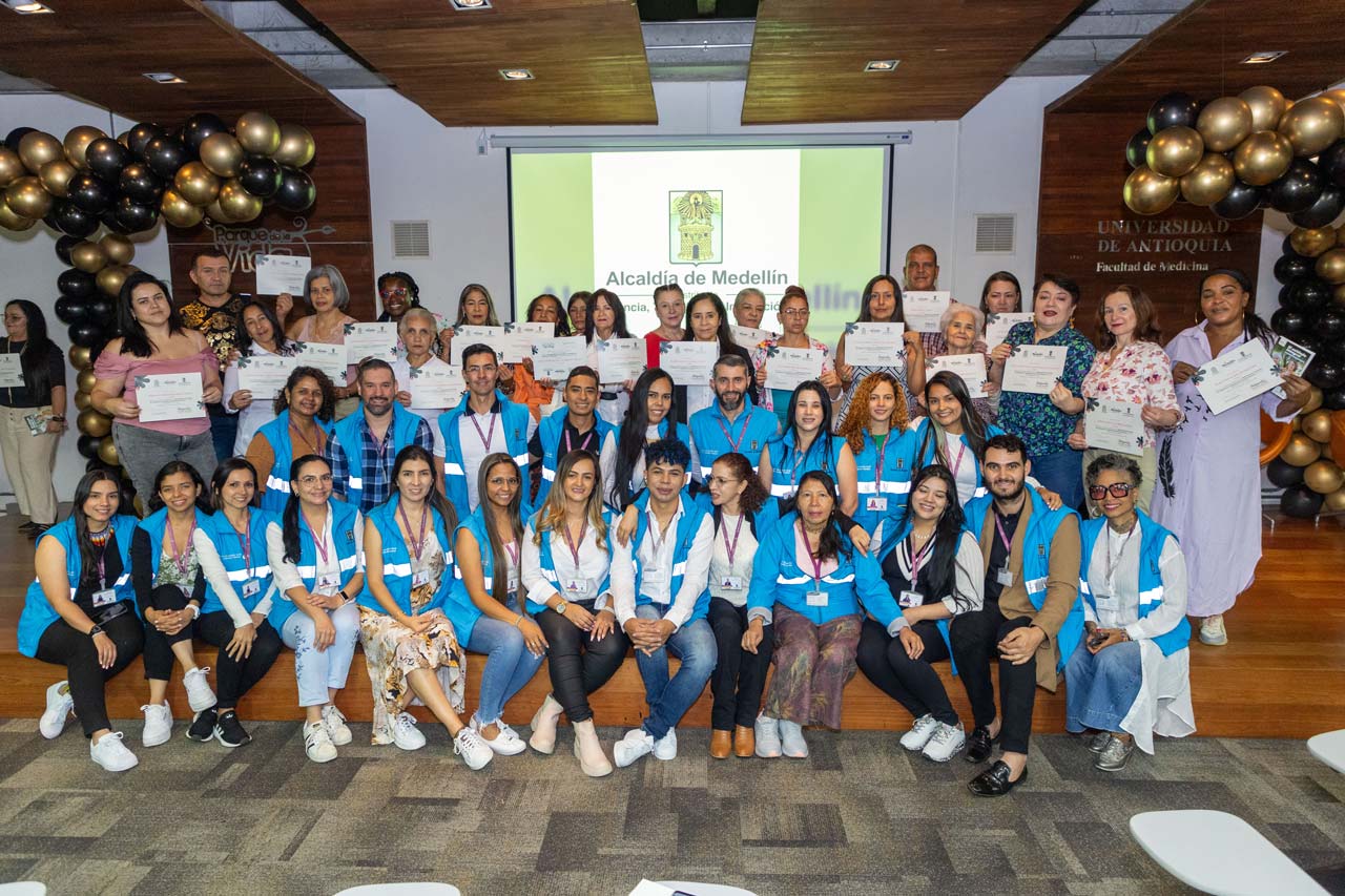 Medellín capacitó a 302 ciudadanos con el Diplomado de Formación de Cuidadores y Cuidadoras de Personas Mayores