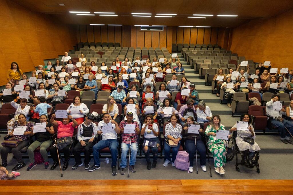 835 ciudadanos se certificaron en Medellín en el programa de formación en emprendimiento a personas con discapacidad y cuidadores