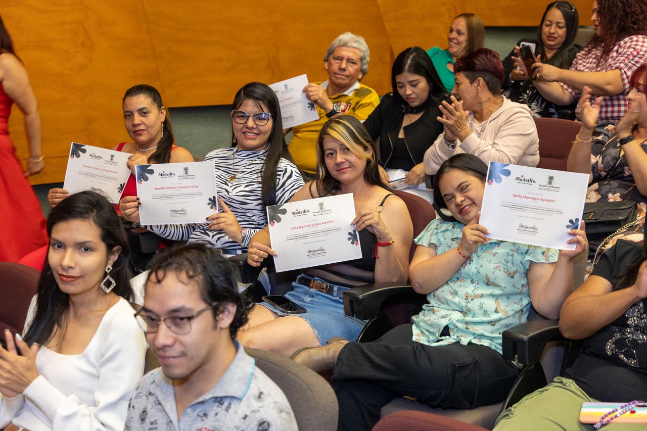 835 ciudadanos se certificaron en Medellín en el programa de formación en emprendimiento a personas con discapacidad y cuidadores
