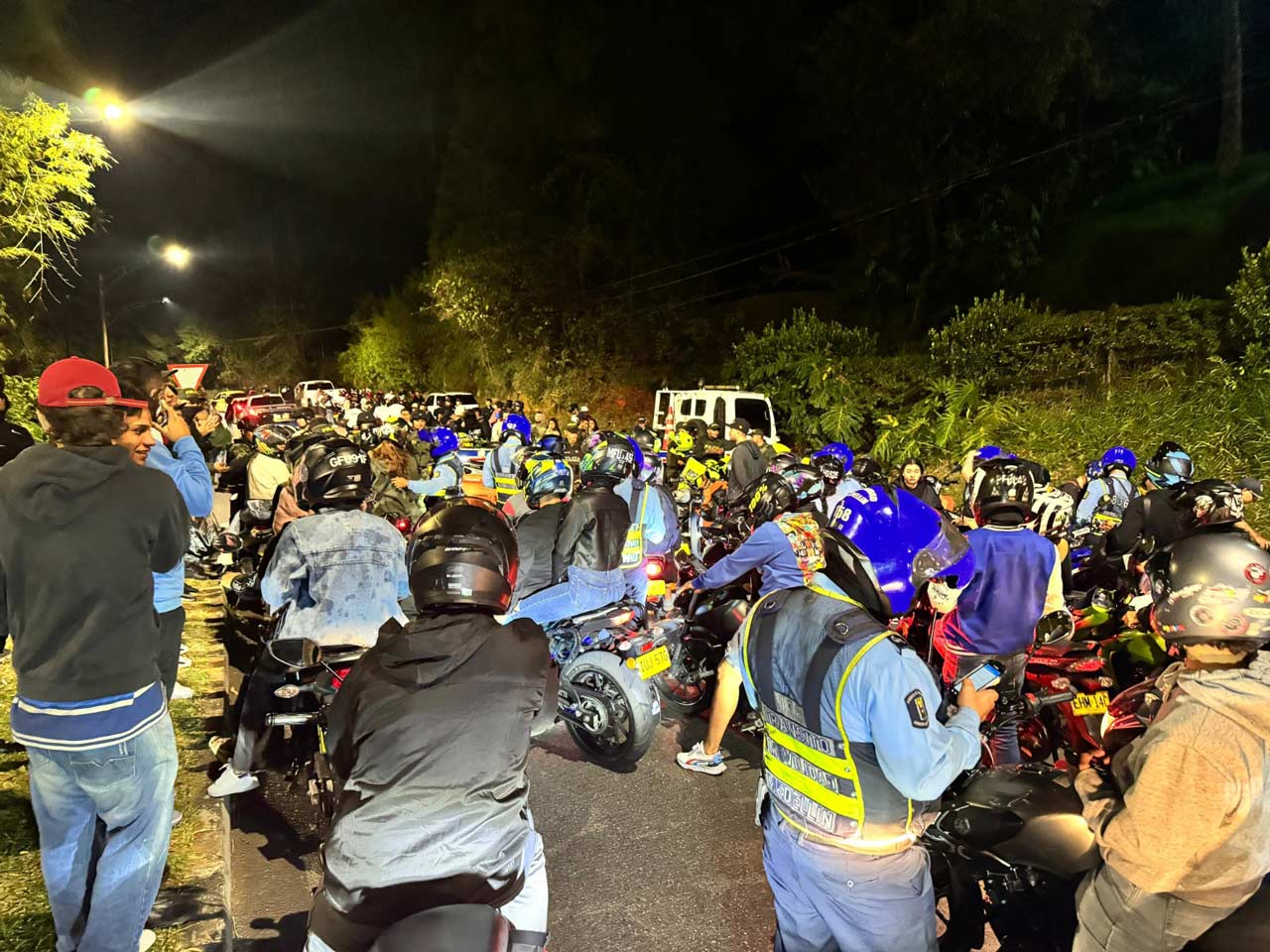 En megaoperativo contra piques en Medellín se registraron 700 comparendos y 144 vehículos inmovilizados