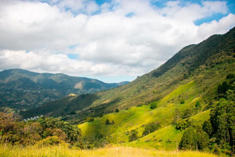 La Alcaldía de Medellín entrega recomendaciones para proteger los cerros tutelares durante el fenómeno de El Niño