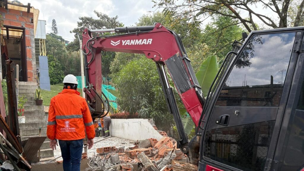 Autoridades demolieron una estructura ilegal que afectaba la tranquilidad de los habitantes de Guayabal