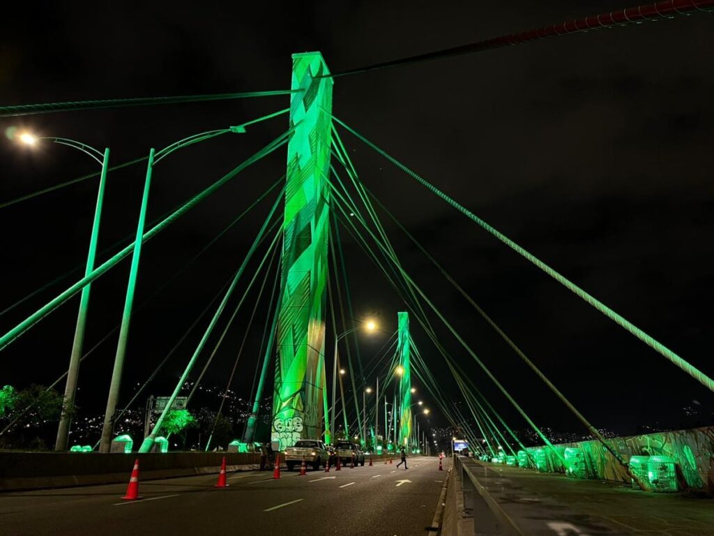 El Distrito refuerza la seguridad de las luminarias del puente de la 4 sur