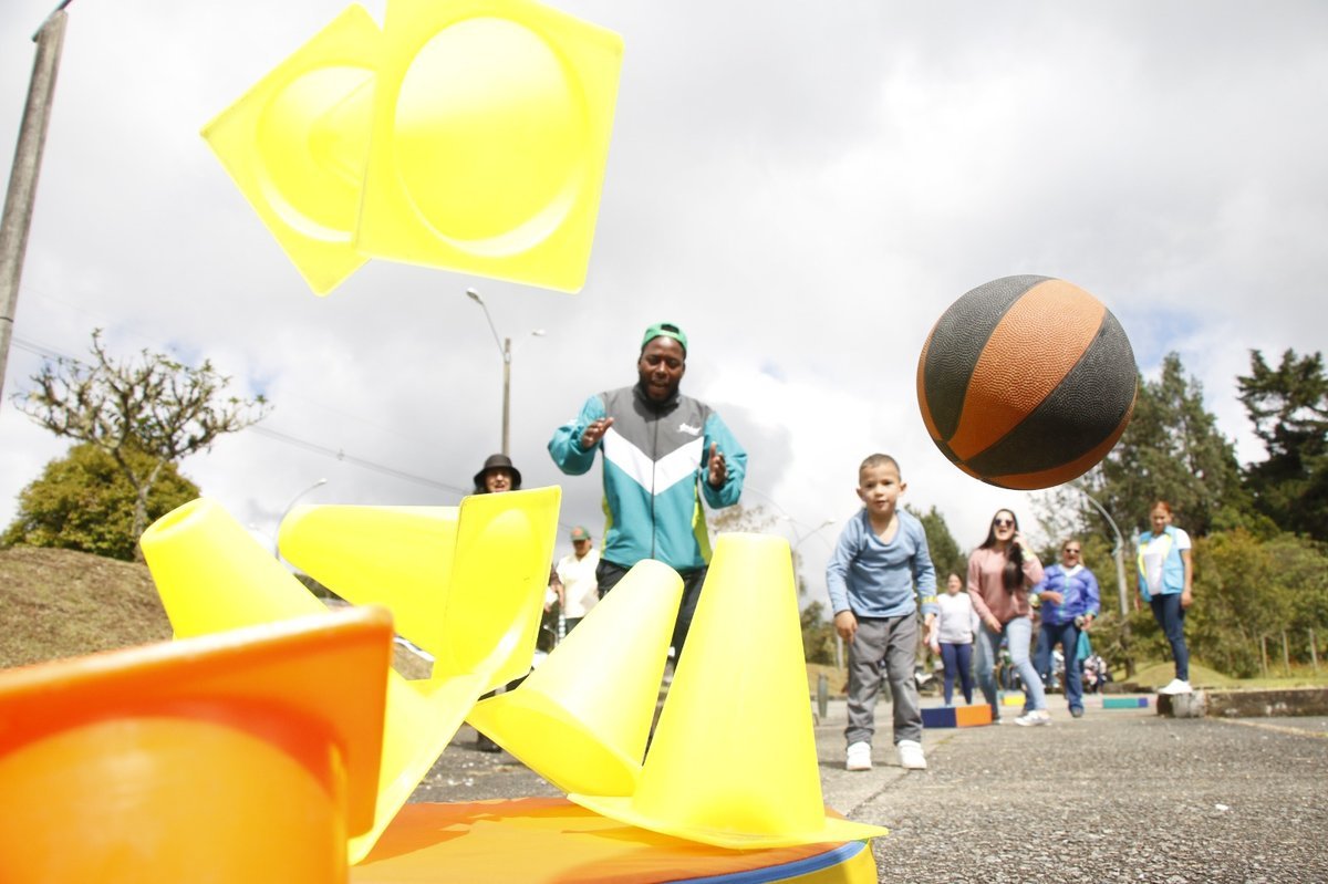 Más de 1.200 familias participaron en la estrategia “El cuidado, nuestra mejor jugada” - Foto alcaldía de Medellín
