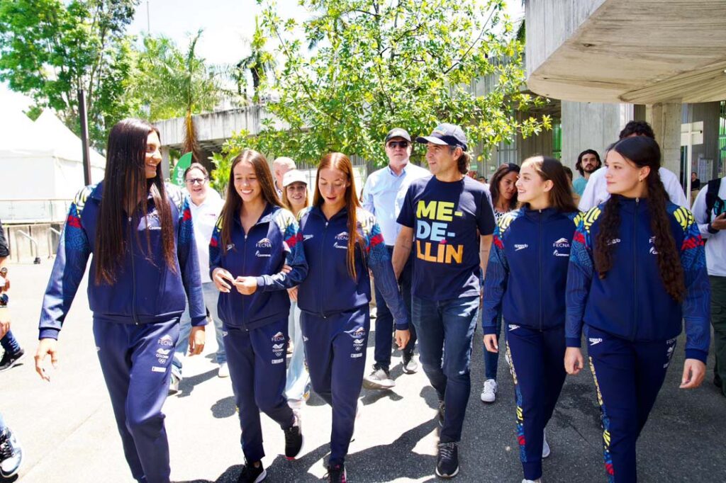 Imagen de alcalde con nadadoras y Tiffany