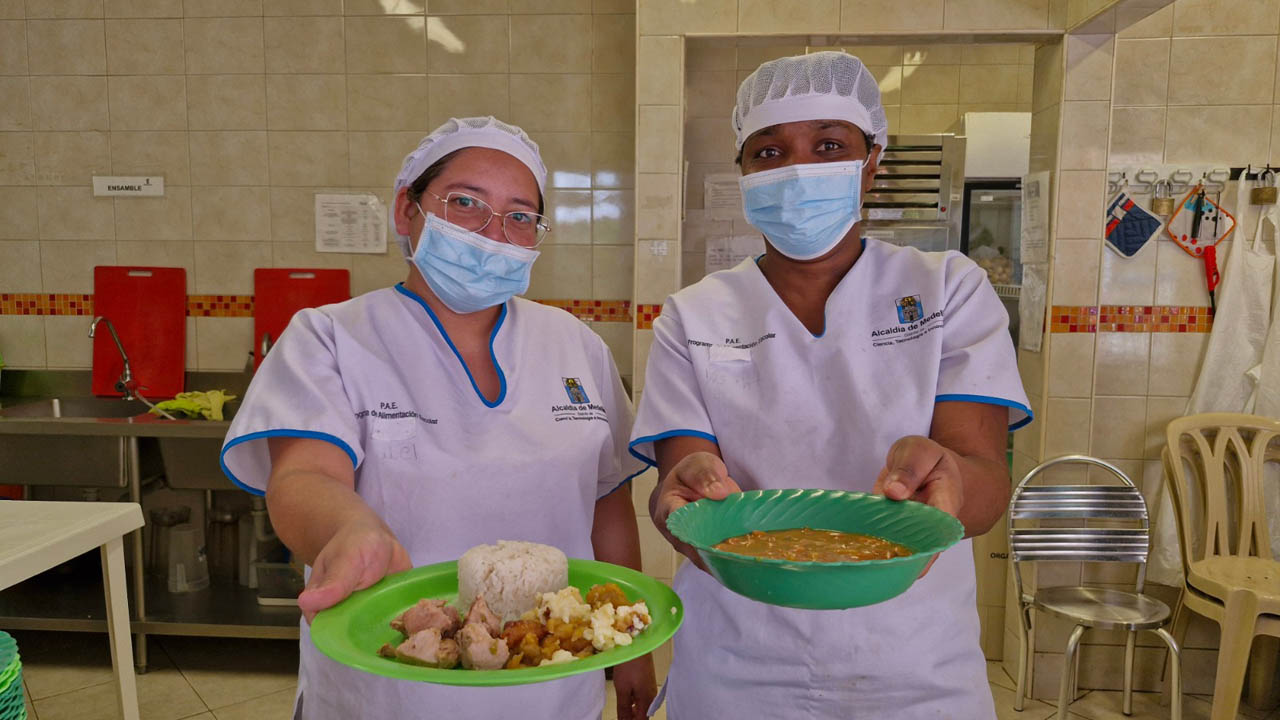 Imagen funcionarias presentan platos del Programa de Alimentación Escolar PAE