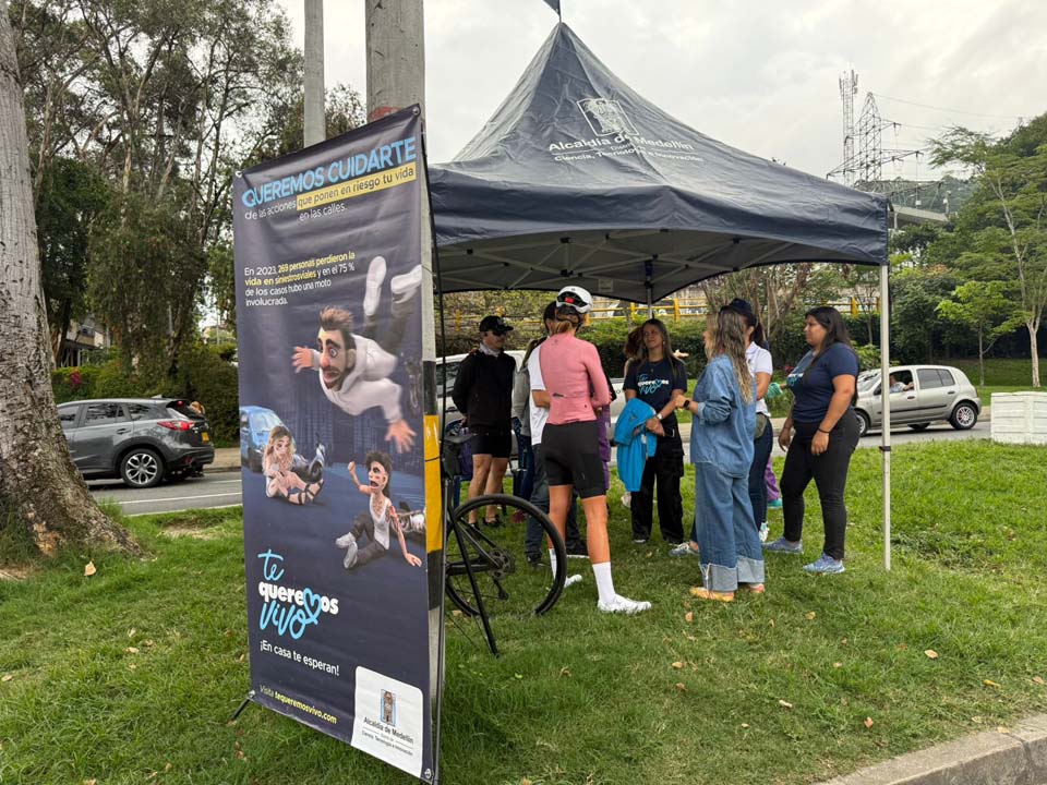 Imagen carpa de ciclovía Medellín