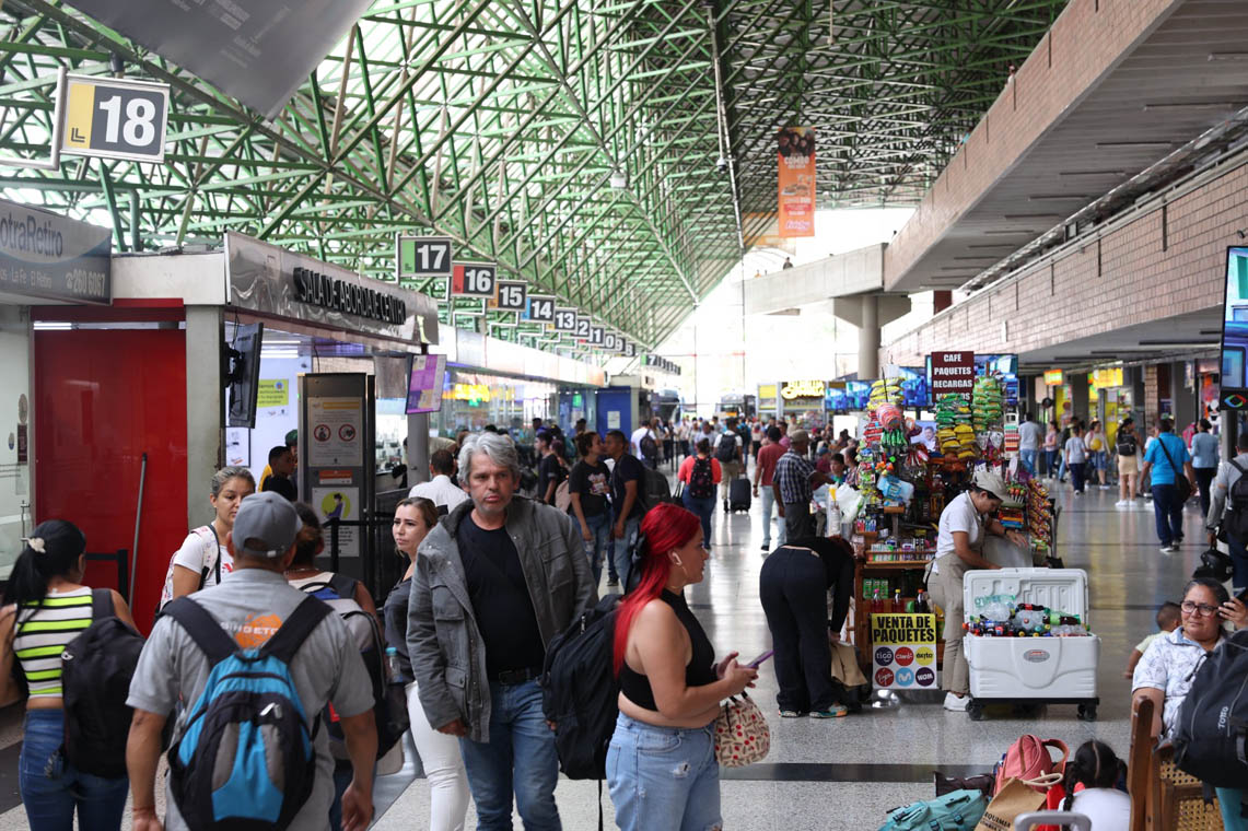 Imagen de viajeros en la terminal de transporte