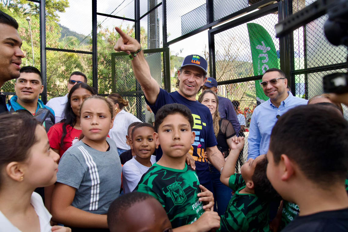 Imagen del alcalde Federico Gutiérrez con la comunidad, en entrega de renovada cancha Las Estancias