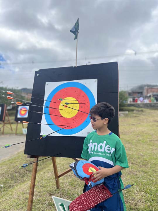 Imagen niño con flechas y arco
