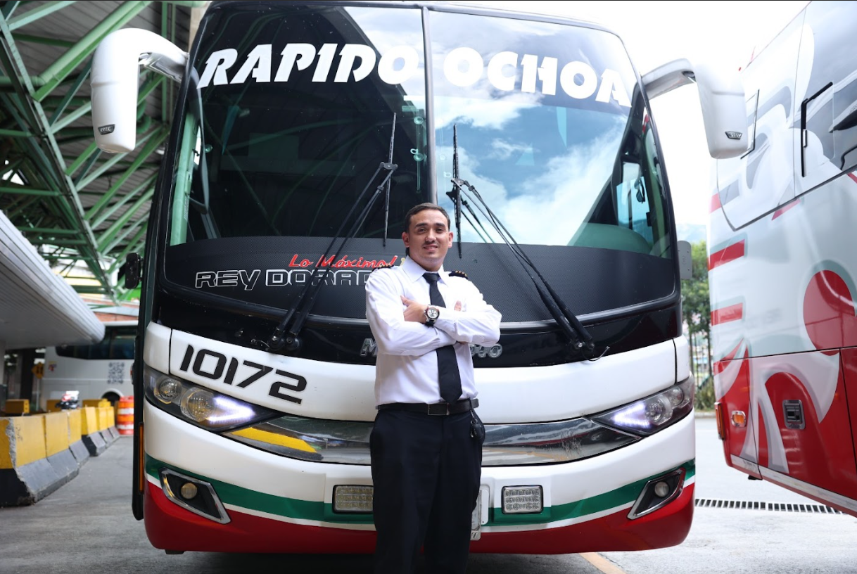 Imagen Brandon Calle en su bus frente