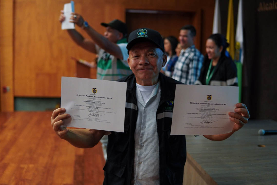 Imagen de reciclador con diplomas